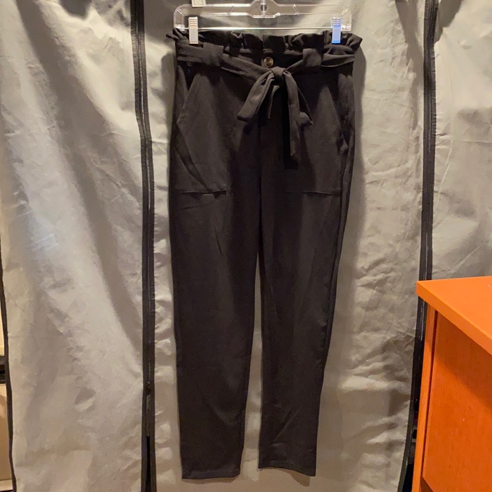 SHEIN pocketed skinny pants. Never worn. Size Medium(6)